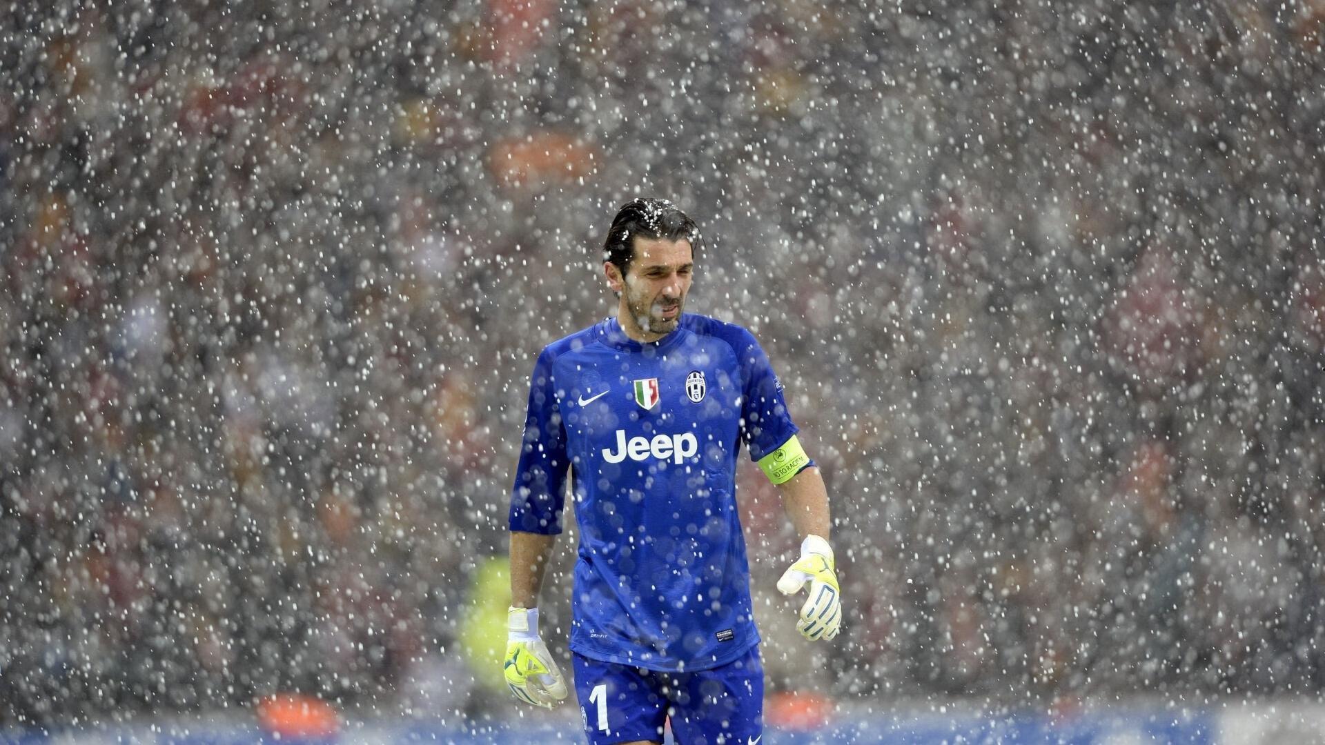 曼联商业策略再引热议,百镑参观卡灵顿基地,训练场禁拍令球迷褒贬不一